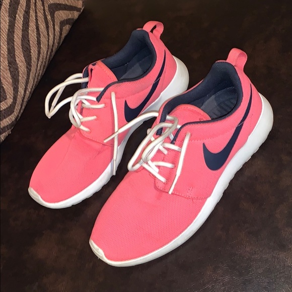 nike roshe pink and black
